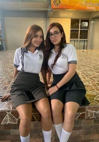 Descargar pack filtrado de la joven colegiala tetona Lorely Gonzales - RofferPacks